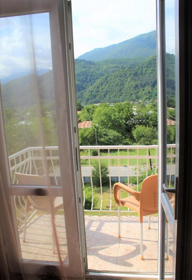 Guest House Racha Ambrolauri Buitenkant foto