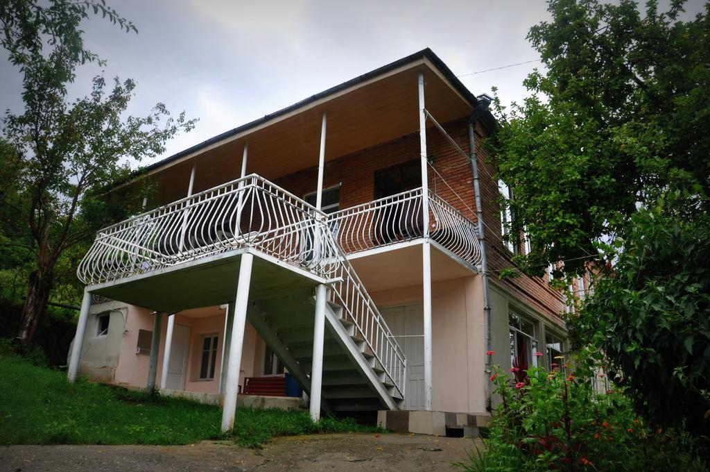 Guest House Racha Ambrolauri Buitenkant foto